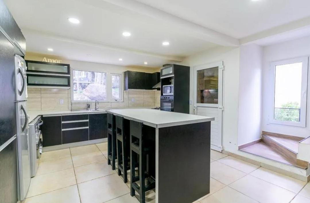 הוילה Moderna Casa En אושואיה מראה חיצוני תמונה
