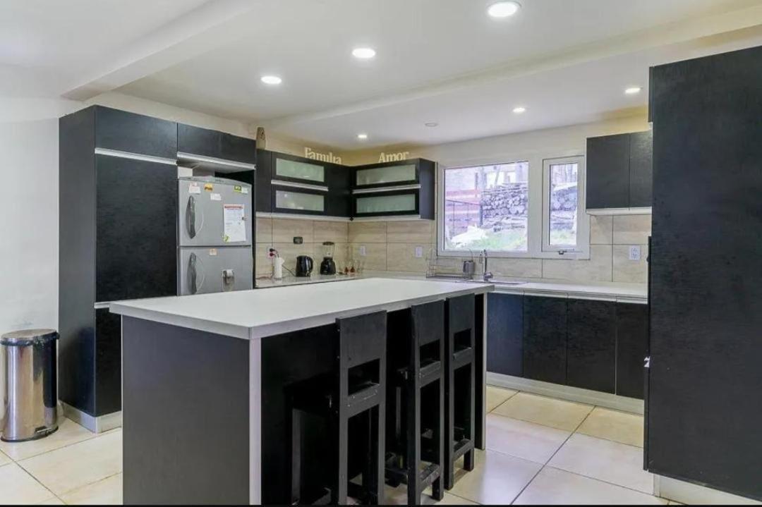 הוילה Moderna Casa En אושואיה מראה חיצוני תמונה
